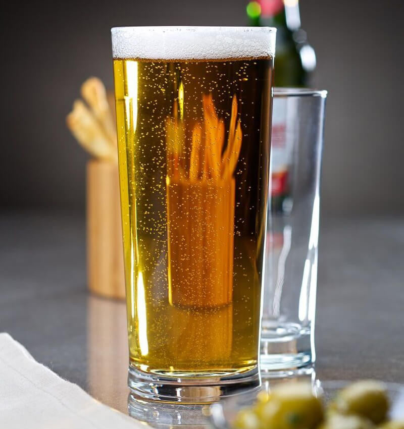 Utopia Senator Toughened Half Pint Beer Glasses 10oz 12 Pack in use