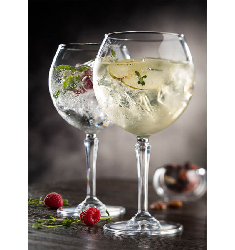 Utopia Hudson Cocktail Glass 23oz 66cl 24 Pack in use