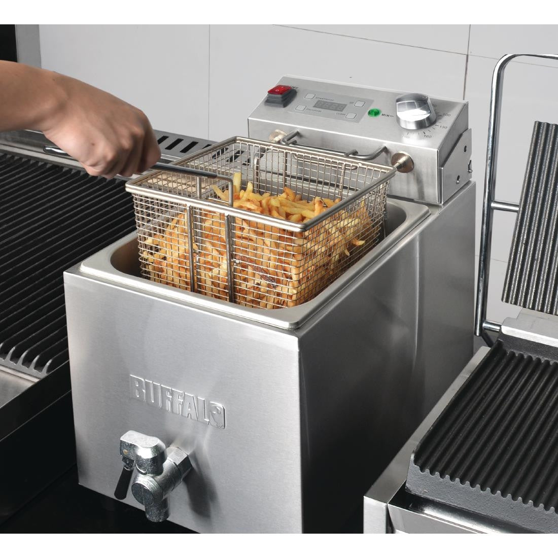 Buffalo Single Tank Single Basket 8Ltr Countertop Fryer with Timer 2.9kW FC374
